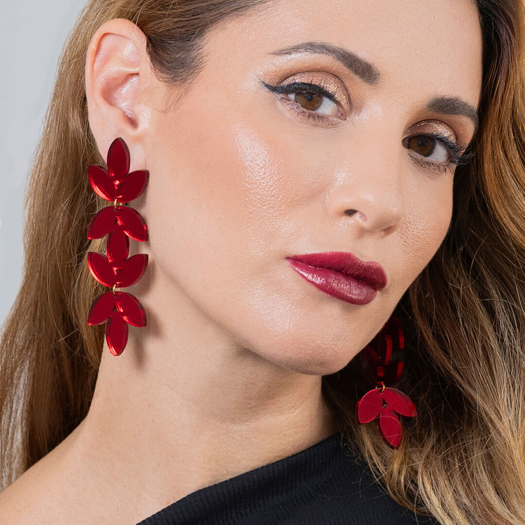 Pendientes de metacrilato rojo intenso de la marca Liarla Parda Joyas