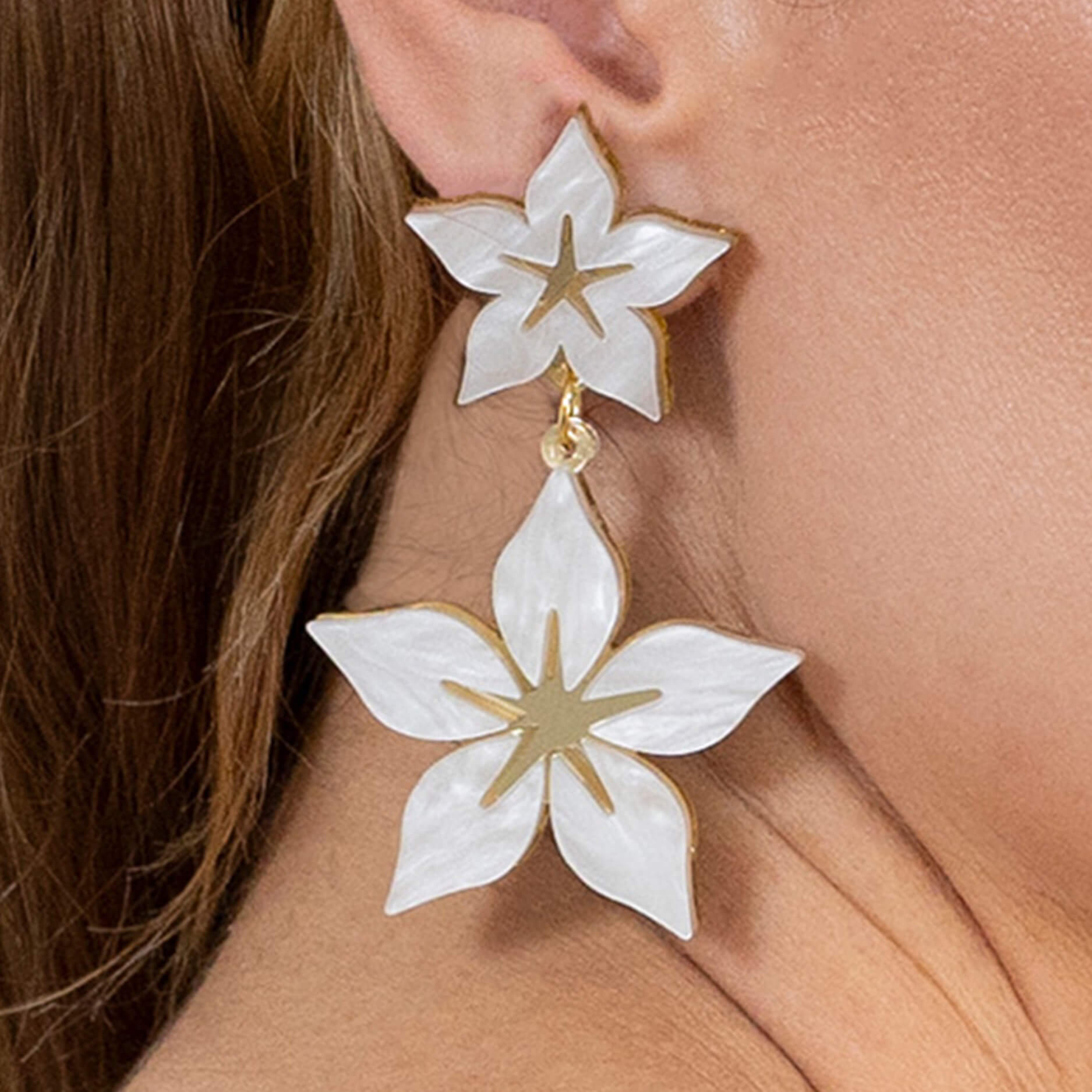 Pendientes en metacrilato nacar con forma de flor de la marca Liarla Parda Joyas